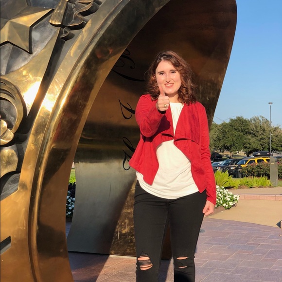 Meet your Posher!🤗 - Picture 2 of 6